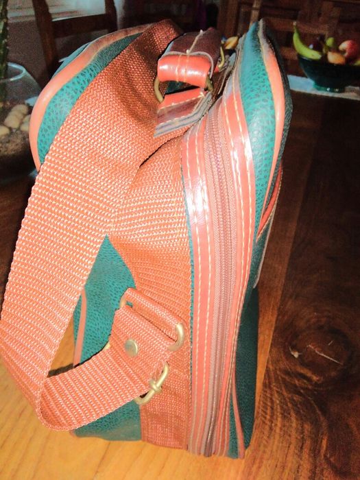 Green leather bag with shoulder strap and handle64752165881987122