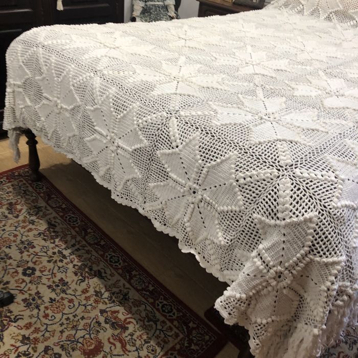 Colcha em renda manual de cor branca para cama de casal
