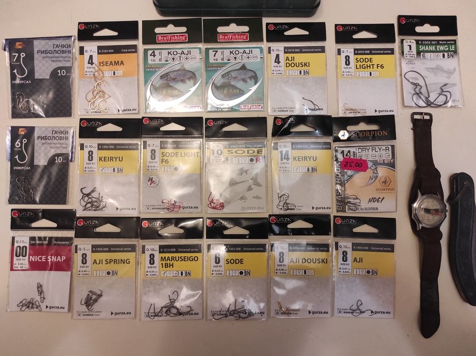 Снасті та ящик для зимової риболовлі