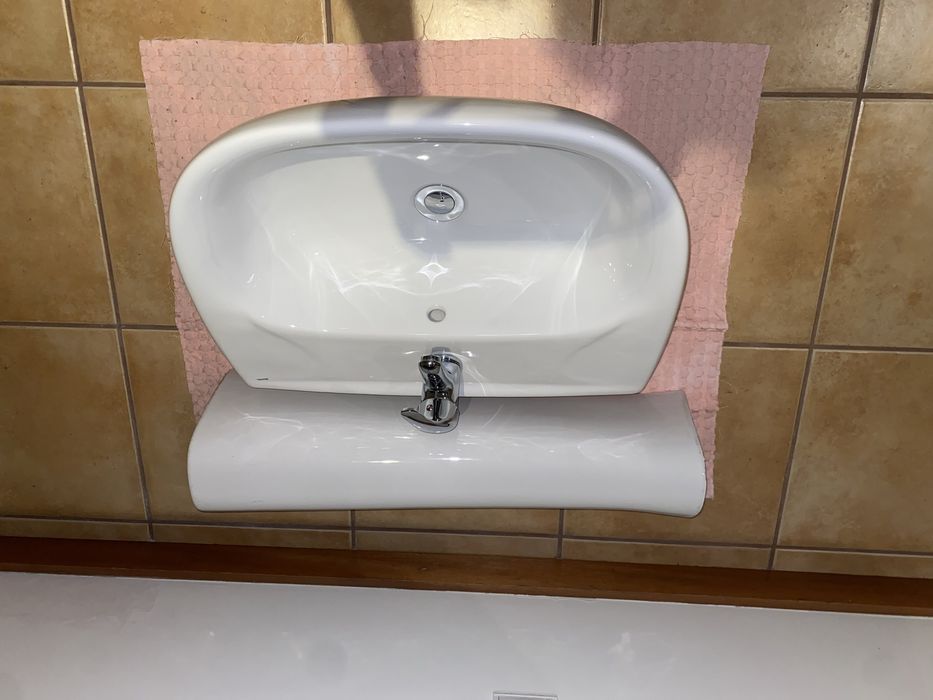 Lavatório branco marca Zoom
