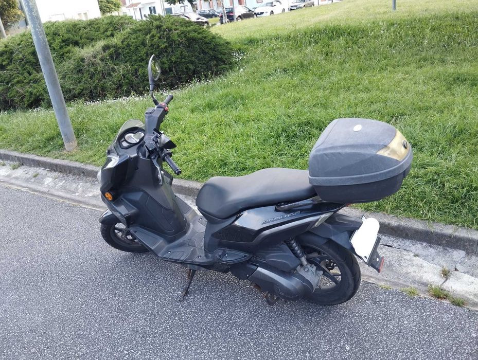 Keeway Cityblade 125 | Ideal para Cidade | Muito Estimada| com capacetes e baú