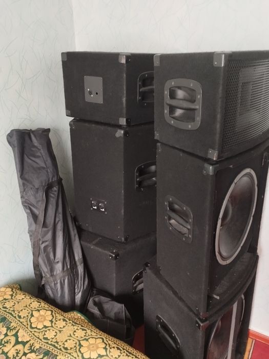 Акустика трёх полосная.