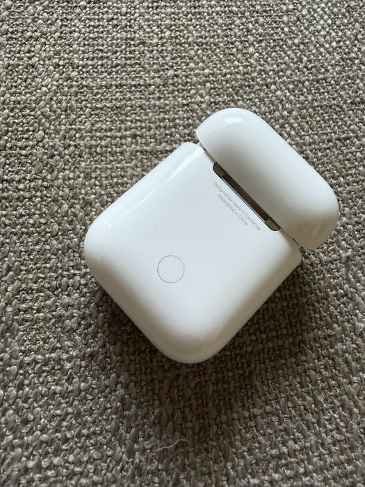 Apple AirPods (2nd Generation) – Left AirPod + Charging Case Working Perfectly