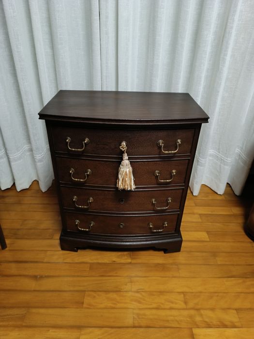Meia cómoda pequena antiga restaurada estilo D Maria madeira exótica