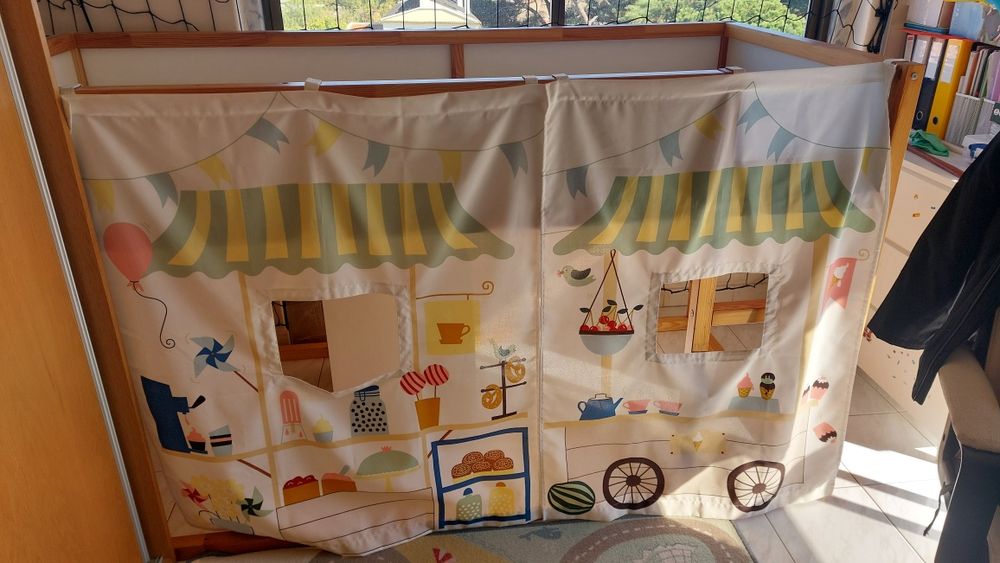 Cama de Ikea Kura com colchão e acessórios