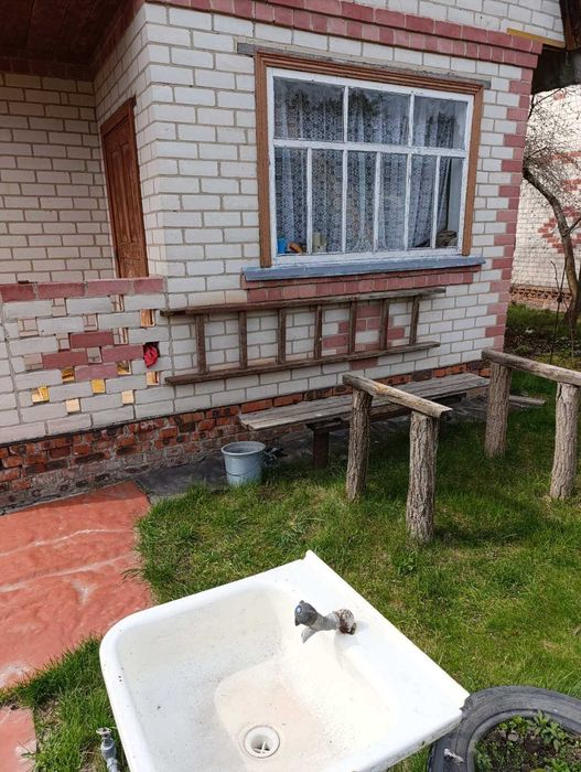 Доглянута дача поруч з лісом !