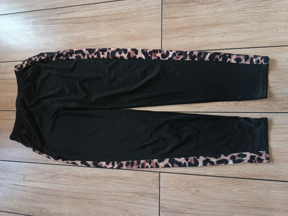 Leginsy czarne z panterką .