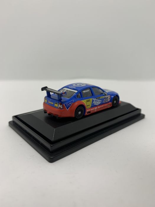 Volkswagen Passat  V8 Star 2002 da Schuco escala H0 1/87