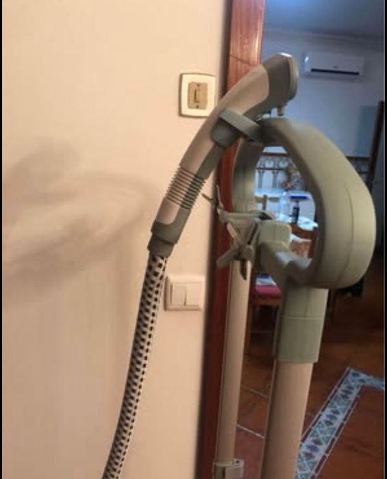 Ferro de engomar vertical e a vapor como novo