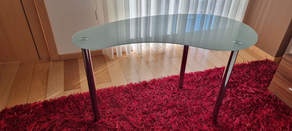 Secretaria com tampo em vidro opaco