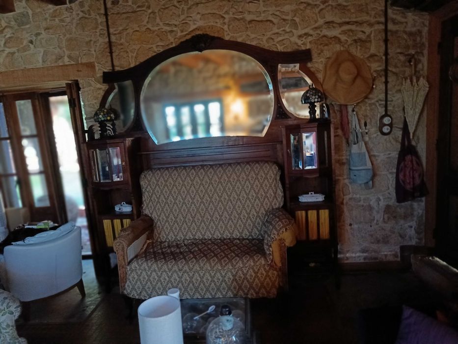 Móvel expositor com sofá