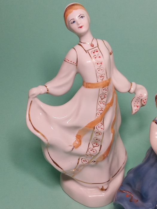 Статуэтка фарфоровая.