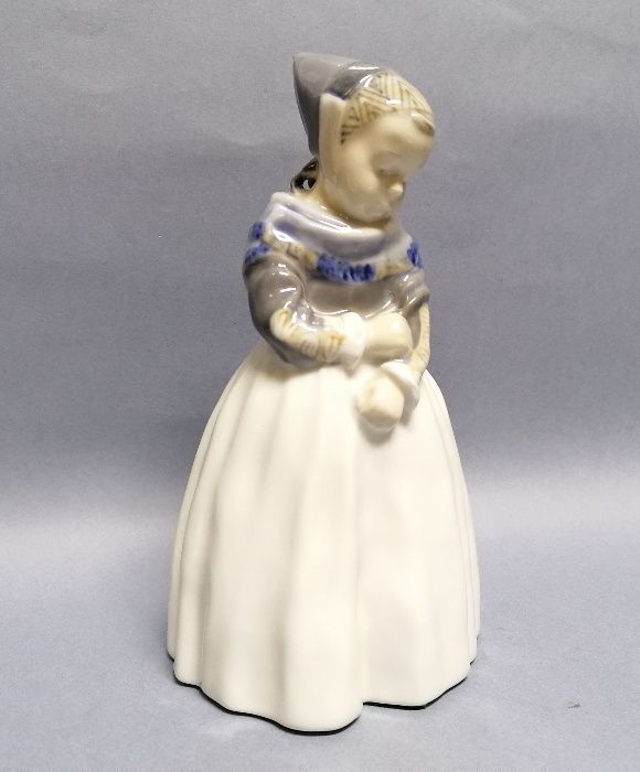 Dziewczynka, figurka Royal Copenhagen proj. Lotte Benter, 1961 r.