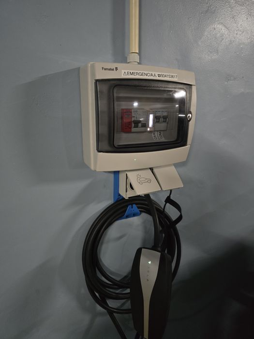 Instalação de carregador para veículo elétrico.