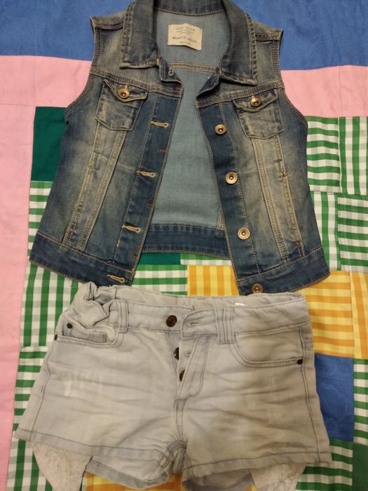 Фирменная футболка.