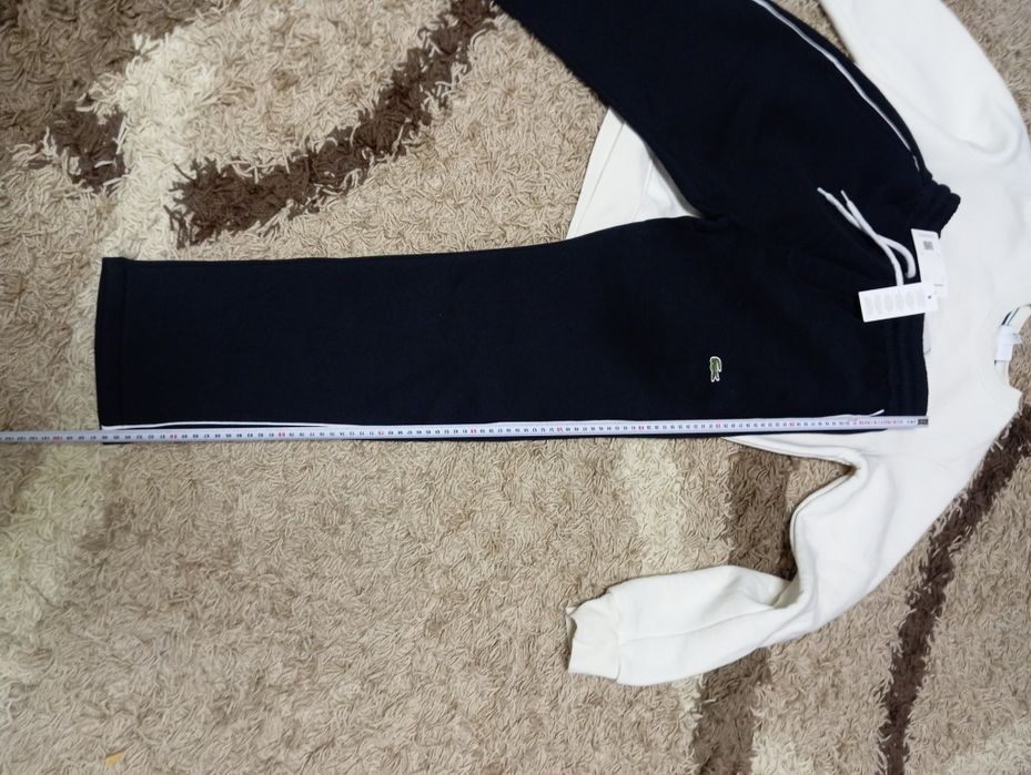 Це спортивний костюм Lacoste, який включає штани з органічної бавовни XH0075.
