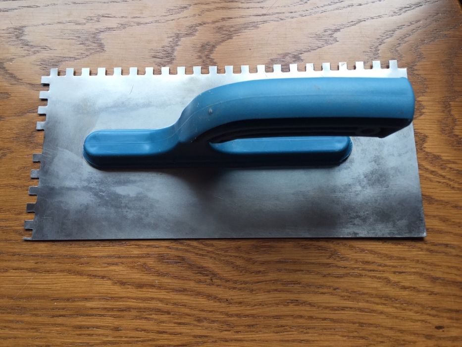 Гребенека, гребінь, гладилка для плитки