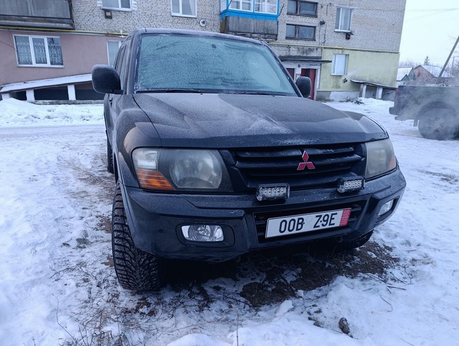 Продам власне авто, Міцубіши паджеро вагон 3.2 турбо дизель.
Машина ідеальна в технічному плані, по кузову є рижики ті невеличкі подряпини(фото можу зробити)
По ходовкі , коробці та двигуну все супер. Замінив паливний бак на новий, є дві запаски на літній резині(нові) 
Салончік чистий та охайний. Масло не бере, рівень на місці. Повний привід та блокіровки працюють.
Підійде возити командирський зад та і вцілому тачка пушка.
0 99 сімдесят два п'ятдесят три 379
Кому цікаво пишіть або дзвоніть.