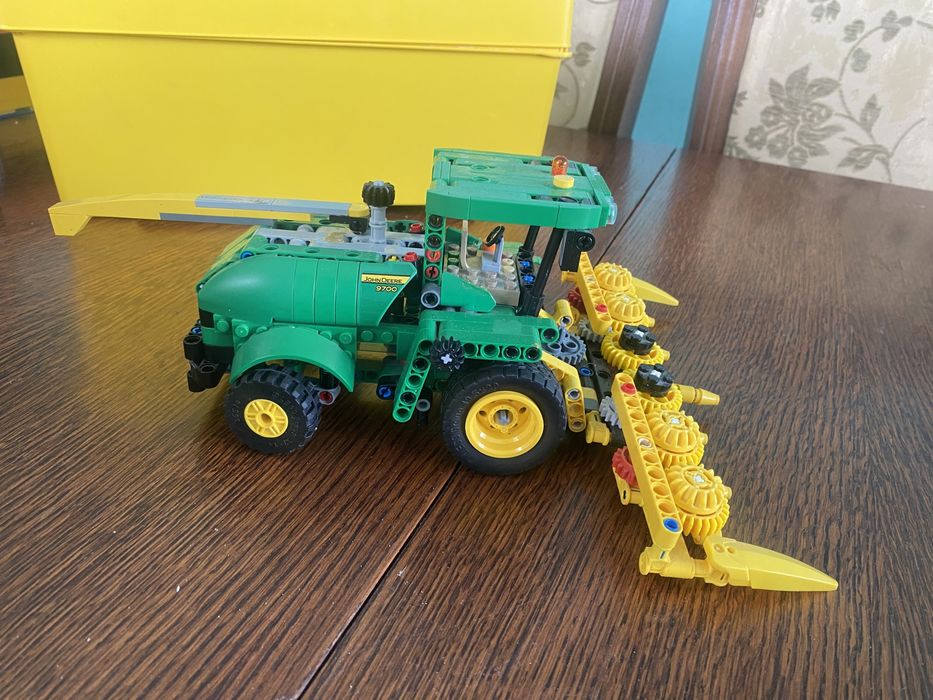 Конструктор LEGO Technic Кормозбиральний комбайн John Deere 9700 (42168)