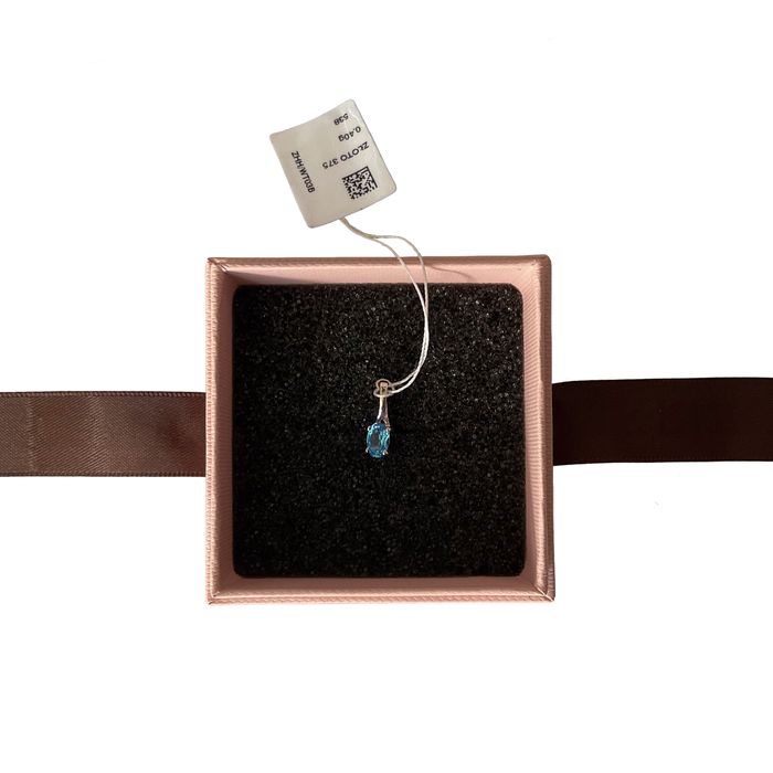 Subtelny wisiorek z białego złota i topazu_W.KRUK