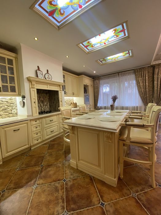 Неймовірний , великий таун хаус з гаражем.