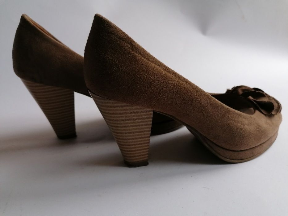 Brązowe czółenka z odkrytym palcem