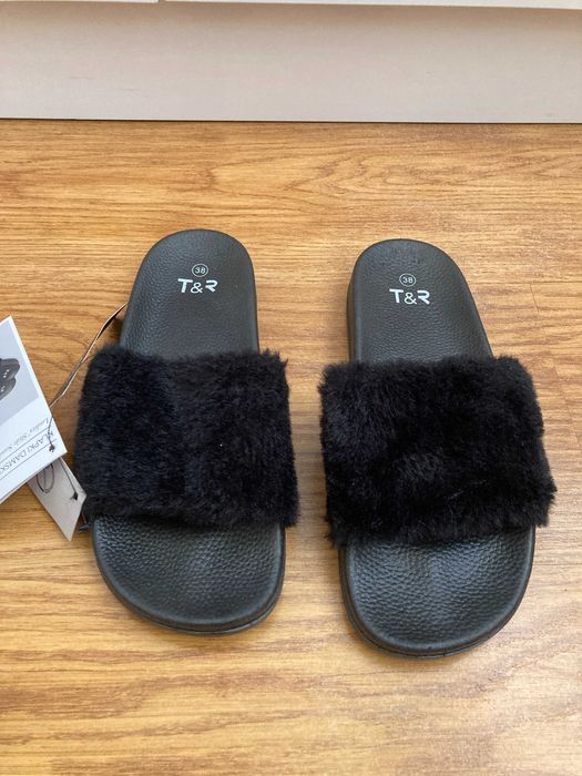 Klapki czarne z futerkiem 38