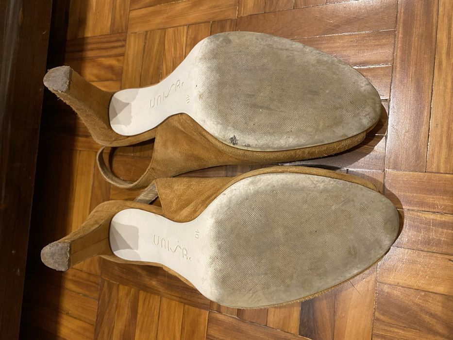 Sandálias de salto alto de camurça cremes Unisa