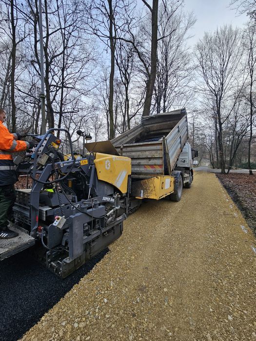 Asfaltowanie, kładzenie asfaltu, naprawa placu