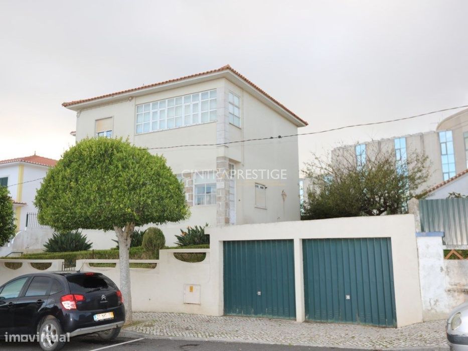 Moradia no Centro de Mafra com 2 Pisos e 2 Garagens.