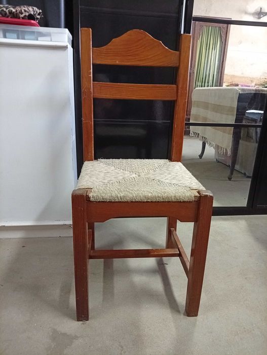 Mesa em pinho com quatro cadeiras