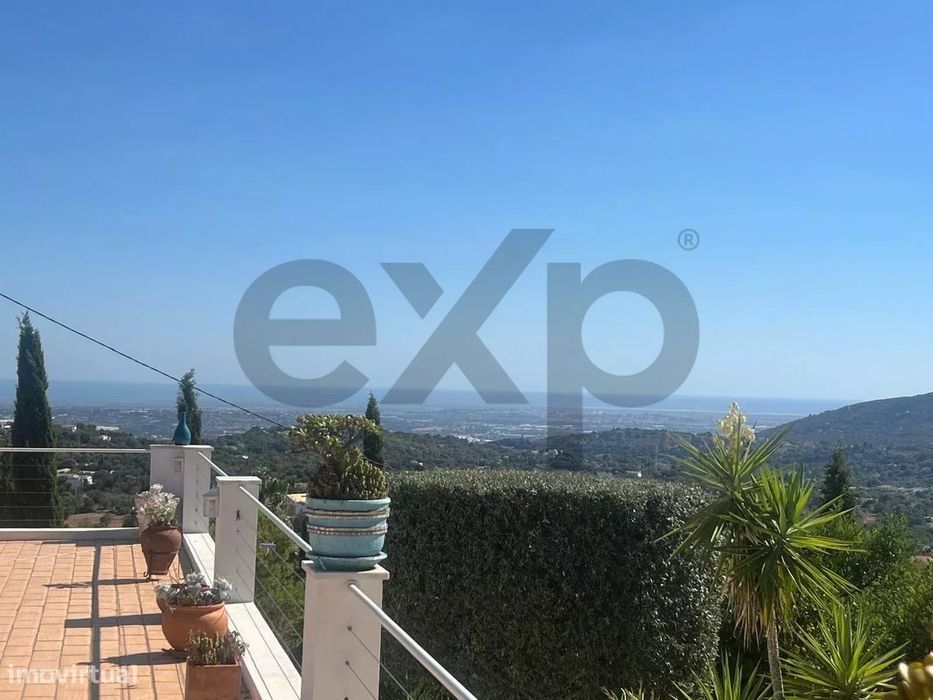 Vila elevada no Algarve com vistas incríveis para o mar, piscina e efi