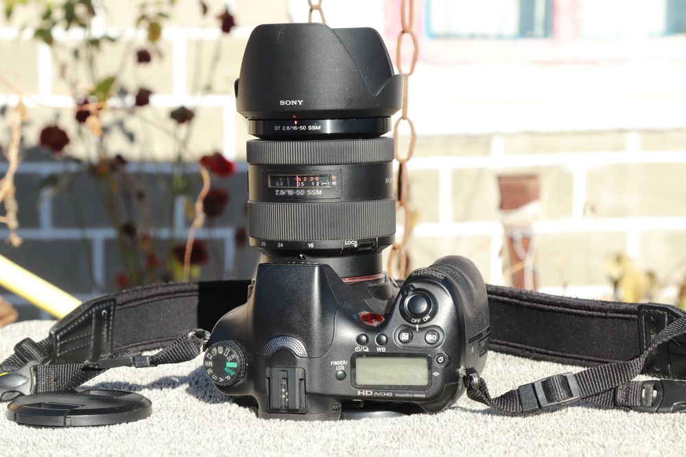 SONY Alpha a77 + 16-50mm f/2.8