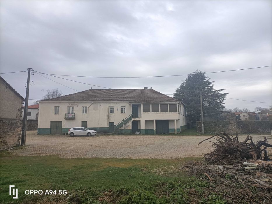 Quinta com duas casas para recuperar.