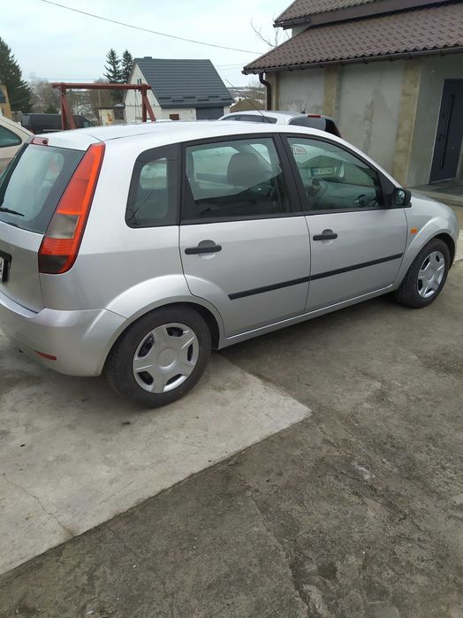 форд фієста 1.4 бензин у хорошому стані.