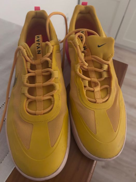 Ténis Nike cor amarelo