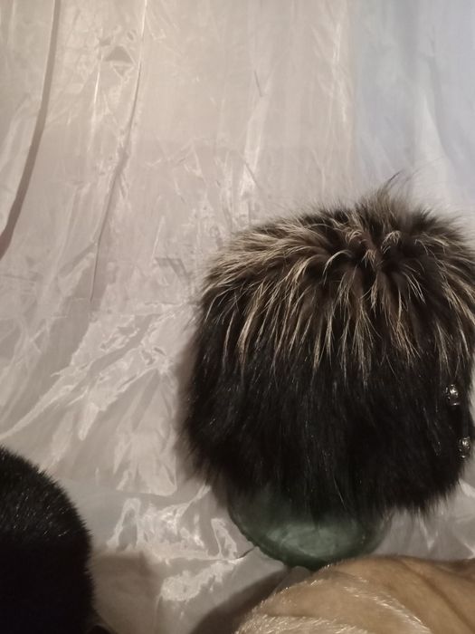 Женские натуральные шапки - береты.