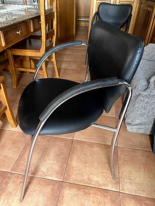 Cadeiras de escritório estofadas em preto