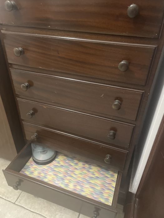 Comoda alta com gavetas.