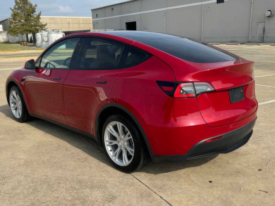 Tesla Model Y      2021