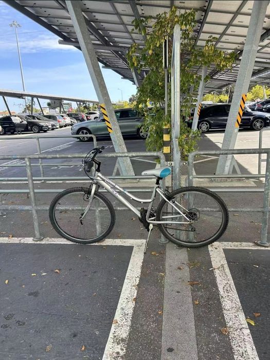 A bicicleta, boa aparência , está em bom estado de funcionamento e sem danos.