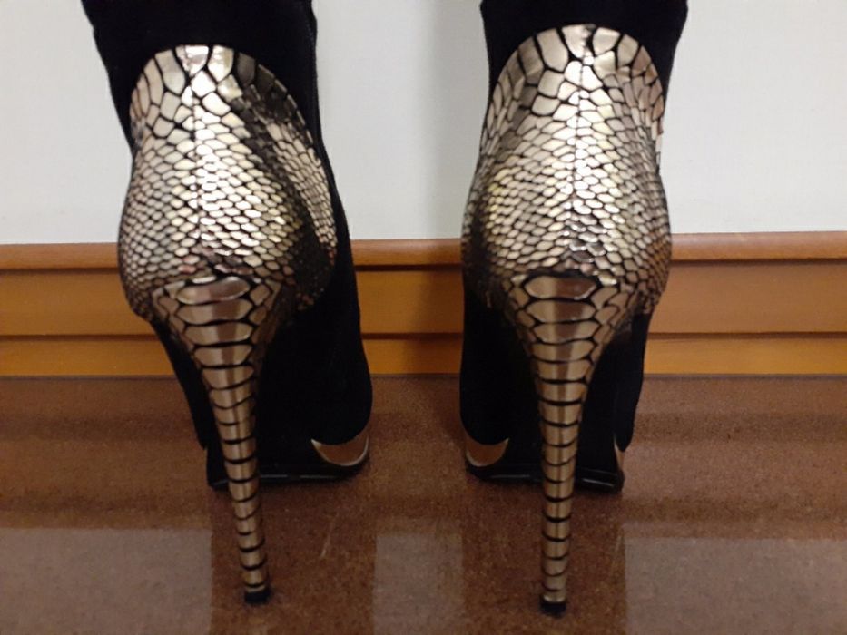 Чорні замшеві чоботи 37-38розмір для урочистих подій ,фотосесій