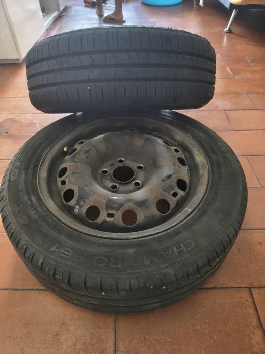 4 rodas de ferro com pneus.
