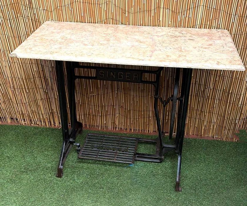 Mesa com base de antiga maquina de costura