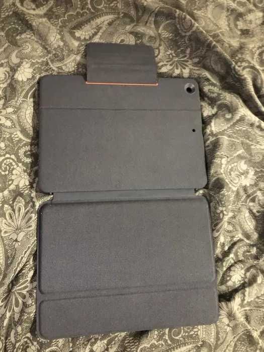 Чехол с клавиатурой на iPad 10.2 (7-8-9) Logitech Rugged Combo 3