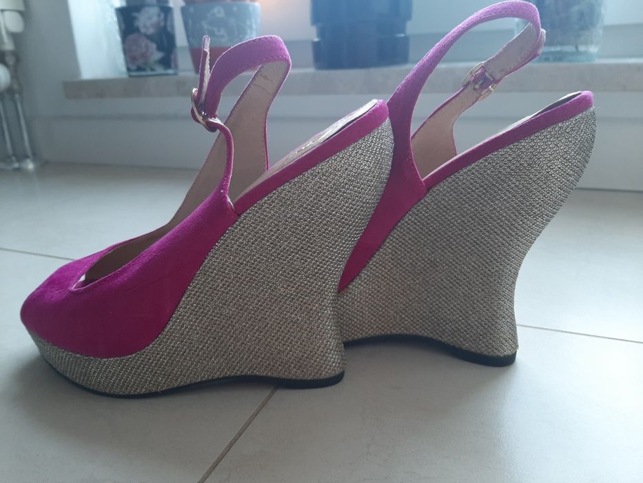 Buty na złotym zgrabnym koturnie