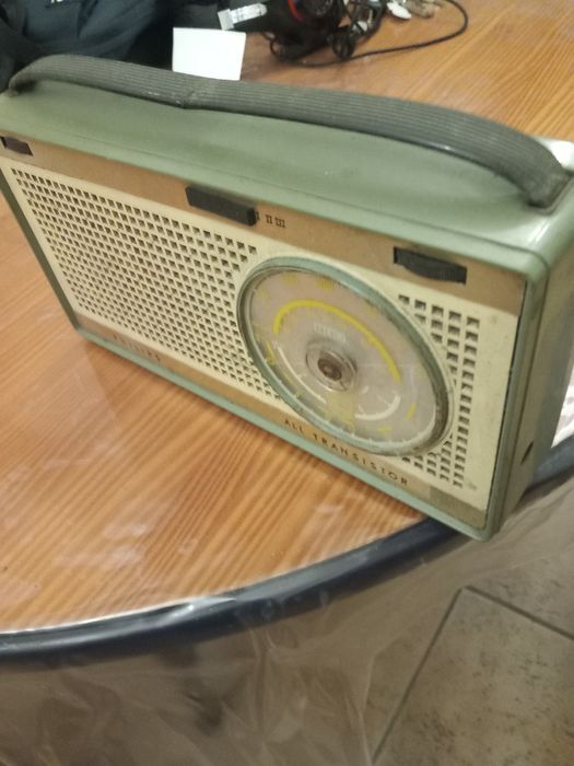 Radio antigo Philips a pilhas.