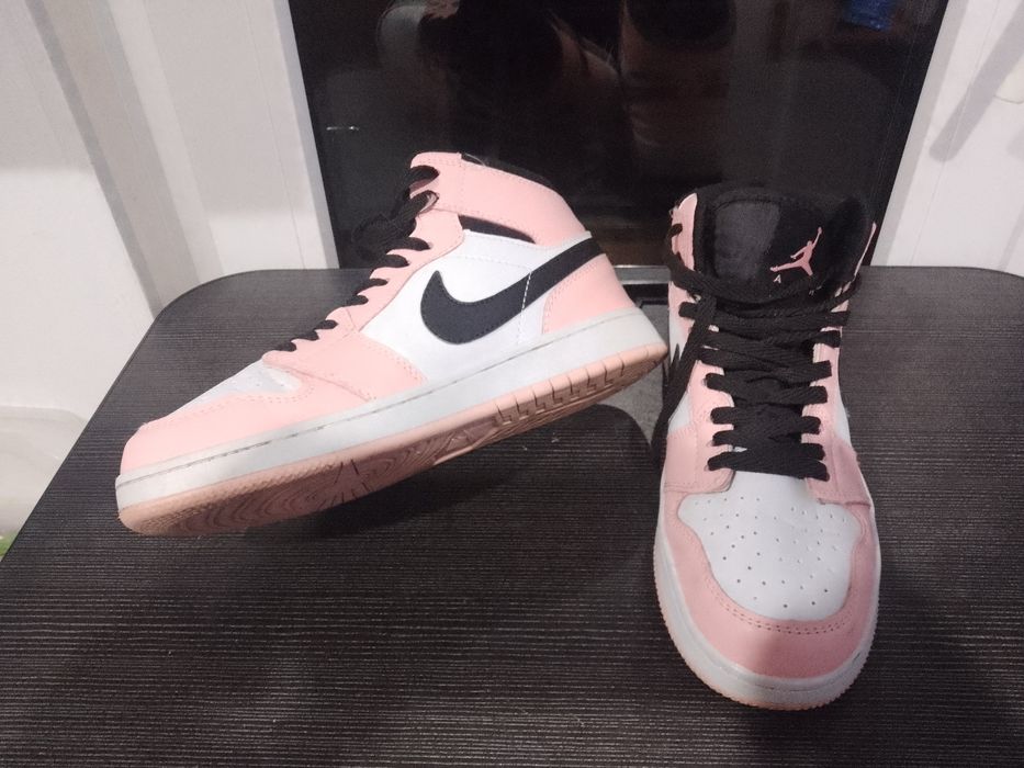 Кросівки Adidas та Nike