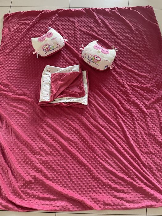 Pośliec dziecięca różowa gwiazdki + dwie poduszki sówki