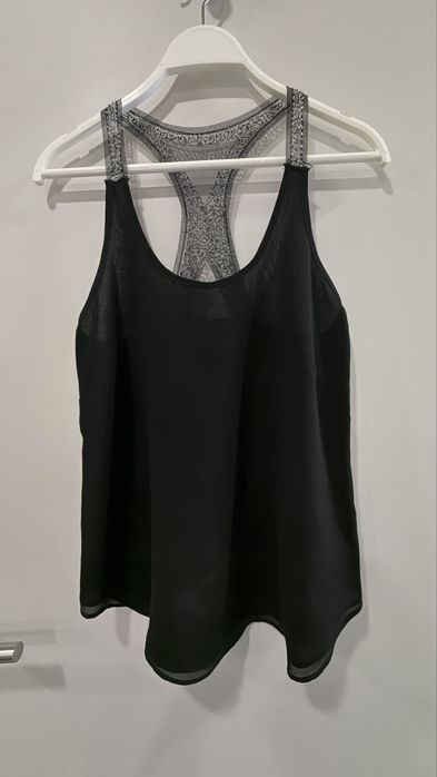 Camisola preta com alças rendadas